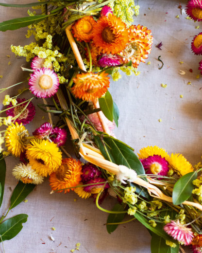 How to Build a Strawflower Hanging Wreath, from Field Flower Vase ...